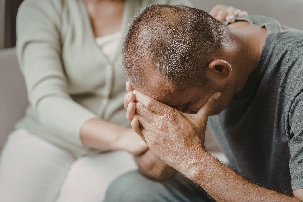 Eine starke Frau unterstützt – Symbol für das Retter-Syndrom in Beziehungen.